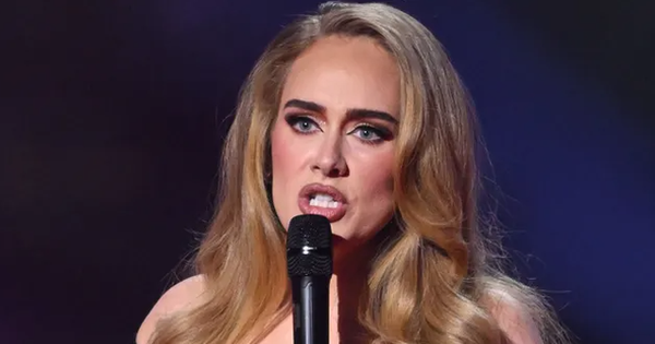 Adele quyết định hạn chế người hâm mộ ném đồ lên sân khấu