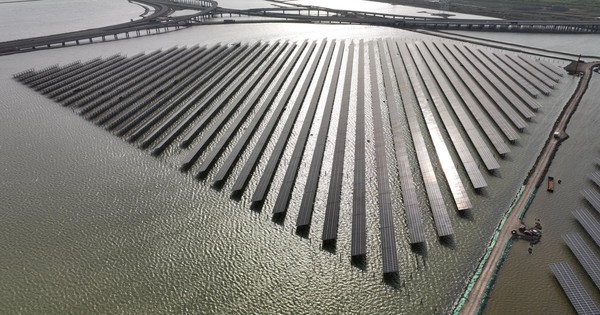 Siêu nhà máy điện Trung Quốc tạo ra tỷ kWh điện, sản xuất muối và nuôi tôm trên diện tích gấp 1800 sân bóng đá