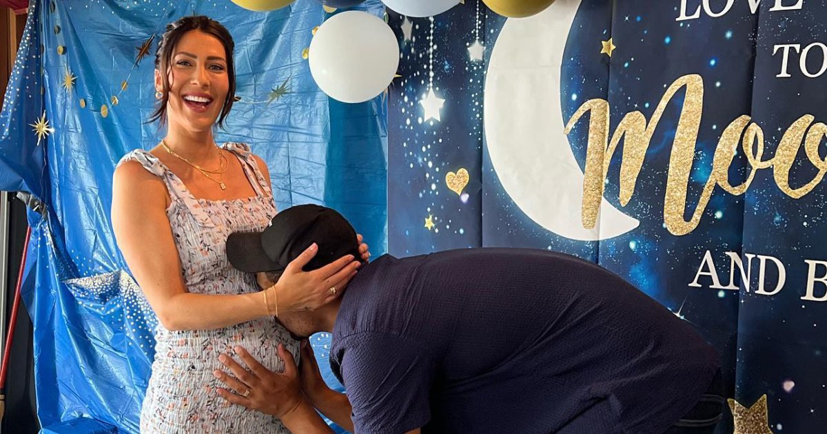 Inside Becca Kufrin and Thomas Jacobs' Lavish Hometown Baby Shower – A Love Story Filled with Surprises and Adorable Moments