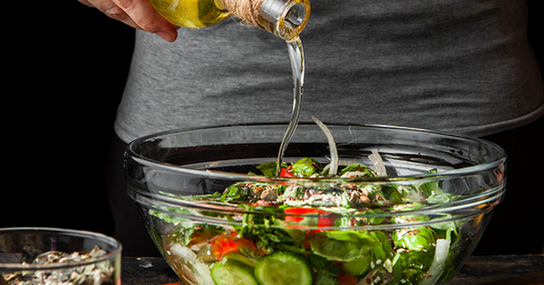 Khám phá 8 loại dầu ăn tuyệt vời không thể thiếu khi trộn salad