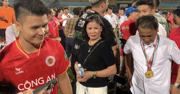 Bố mẹ Quang Hải nỗ lực chụp ảnh mừng chức vô địch với con trai: Kết quả bất ngờ!