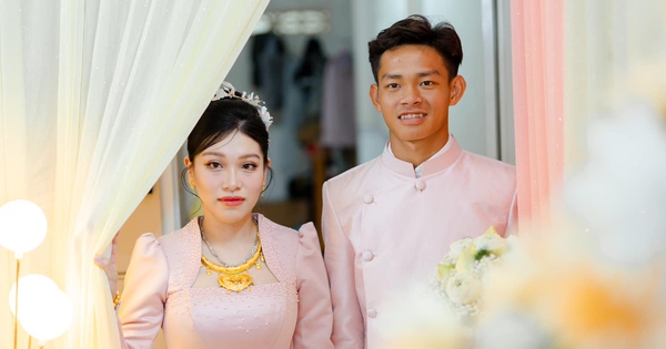 Hot boy U23 Việt Nam tình tứ chúc mừng sinh nhật vợ trong bức ảnh cưới cực ngọt