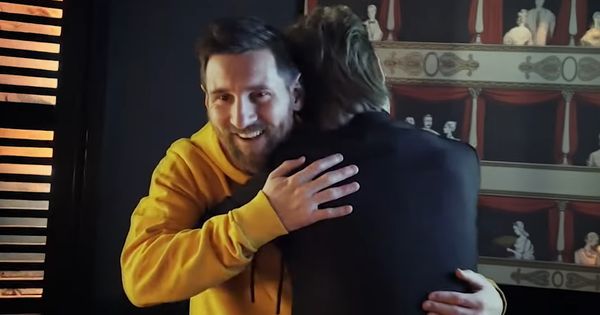 Messi với ôm cực tình của mình trong MV, fan hâm mộ phát cuồng: 'Cơn sốt Messi gây sống động MXH!'