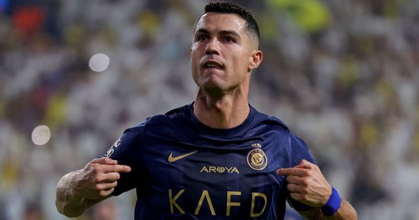 Ronaldo vượt mốc ghi bàn siêu kịch tính, ghi bỏ cả Messi và các huyền thoại